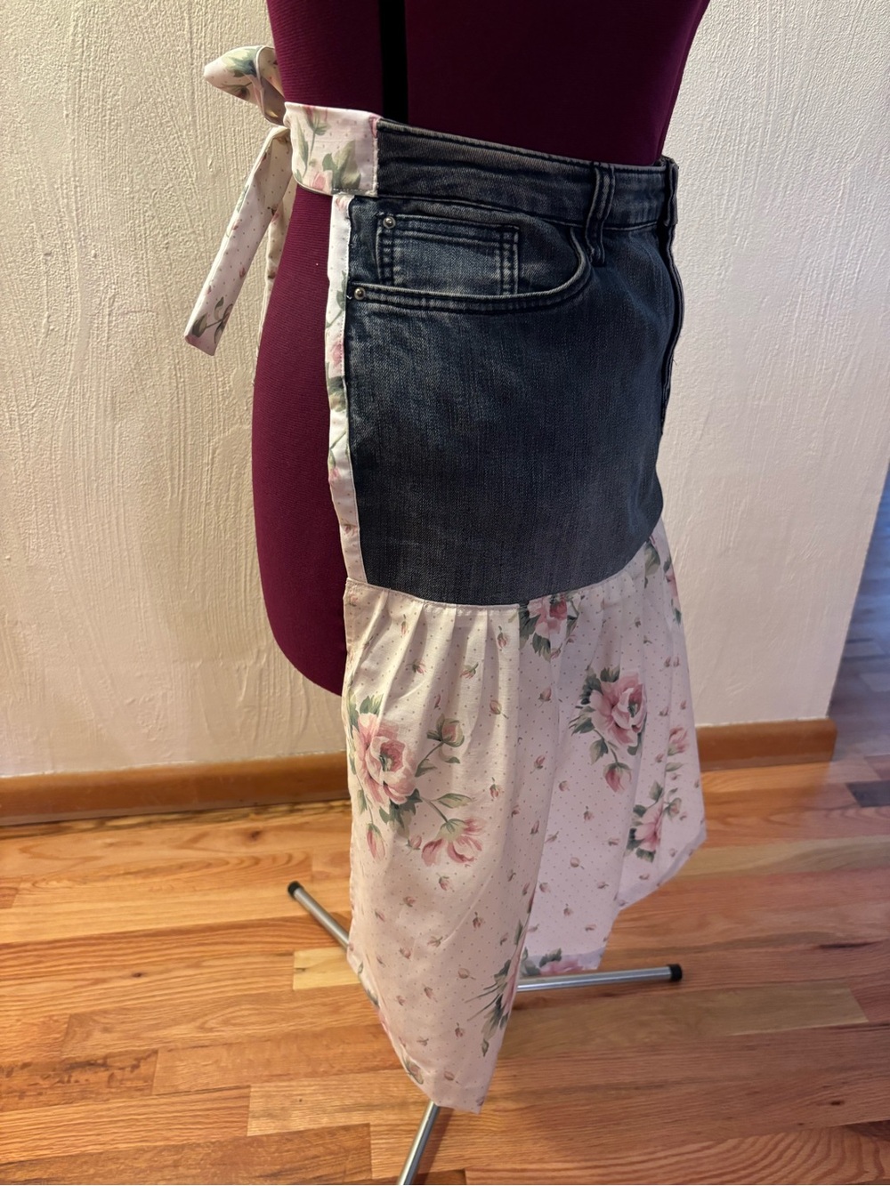 Apron: handcrafted denim and floral waist work apron - Picture 2 of 5